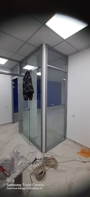 стеклянные шкафы: Модульная стеклянная перегородка, идеально подходящая для зонирования