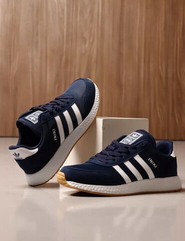 bigser sport bishkek: Кроссовки Adidas Iniki Runner выполнены в темно-синем цвете с тремя