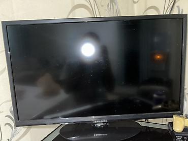 олед телевизор: Телевизор Samsung, диагональ около 32" (визуально). ЖК/LED-панель — 2