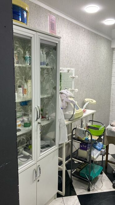 складная массажная кушетка: Сдаю уютный оборудованный кабинет 12кв м в салоне недалеко от ЦУМа