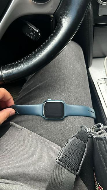 Apple Watch 7 45 мм, алюминиевый В хорошем состоянии был в одних