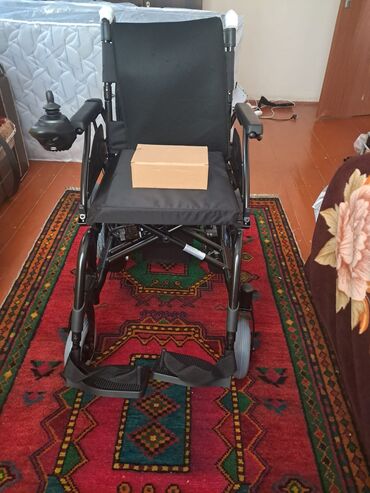 Tibbi maskalar: Elektrik idarəetməli əlil arabası - Sol tərəfdə joystick nəzarət