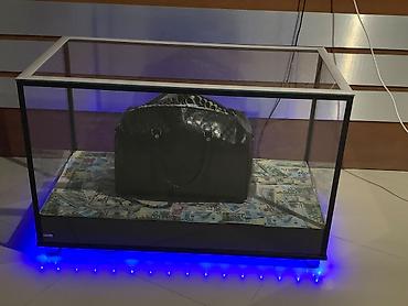 Rəf vitrinləri: LED işıqlı şüşə vitrin/masa - Material: dörd tərəfi şəffaf şüşə — 2