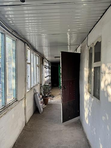 Үйлөр: Сдаётся простое жилое помещение в одноэтажной постройке. Планировка и — 1