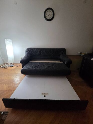 Sofe i kaučevi: Trosed manji prava koza na razvlacenje,ocuvan. Ostecena tkanina na — 11