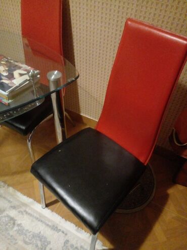 Masa və oturacaq dəstləri: КУХОННЫЙ СТОЛ, СТЕКЛЯННЫЙ. НОВЫЙ. Продается за 250м. ТРЕУГОЛЬНЫЙ СТОЛ — 9