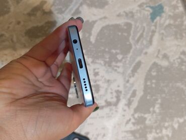 Digər mobil telefonlar: Smartfon – mavi rəngli arxa qapaq, parıltılı gradient effektli dizayn — 5