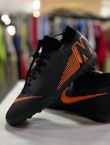 обувь адидас: Футбольные бутсы Adidas Predator, выполненные в черном цвете с