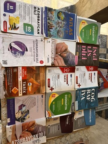 Testlər: Müxtəlif fənlər üzrə təhsil kitablarından ibarət bu dəst tələbələr və