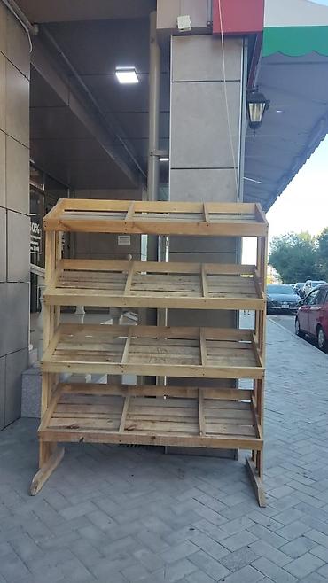 Полки, этажерки для цветов: Торговый стеллаж из дерева для выкладки товаров - Материал: массив — 2