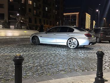 BMW: Böyük manitor Boyük gozik 4 knopkadan ibaratdi Head up (elektron — 12