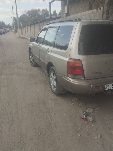 продаю в связи с переездом: Subaru Forester – универсальный кроссовер бежевого цвета