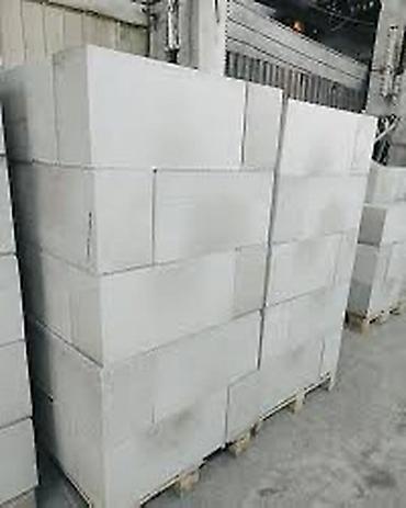 Газобетонные блоки белого цвета для строительства стен и перегородок