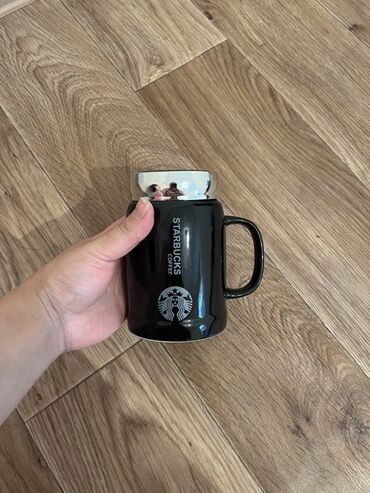 элитный черный кофе: Керамическая кружка Starbucks, выполненная в черном цвете, идеально