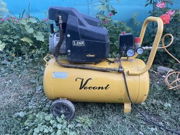компрессор для мойки автомобиля: Поршневой компрессор Vecont с двигателем 3.0 HP, оснащенный