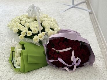 карзина себет: Три букета роз, один из которых представлен в плетеной корзине, а два