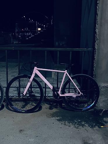 фикс pink: Фикс-байк (fixed gear) с шоссейной геометрией, розовая рама. Основные — 2