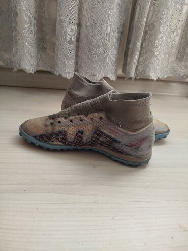 спортивные трусы: Футбольные бутсы Nike Air Zoom, предназначенные для игры на