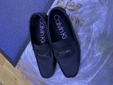 Səndəl və şəp-şüplər: Calvin Klein kişi mokasinləri - Rəng: qara - Üst hissə: parça/tekstil
