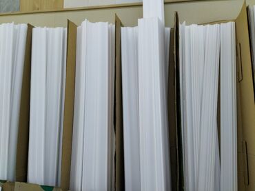 Karnizlər: Ağ rəngli tavan və divar üçün dekorativ plintus/karniş profilləri. -
