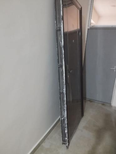 Metal giriş qapısı. Tünd qəhvəyi rəngdə, parlaq səthli dizayna