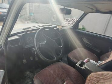 VAZ (LADA): VAZ 2107, ağ rəng, sedan kuzov. Xüsusiyyətlər: - Klassik “07” — 11