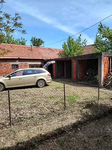 Kuće na prodaju: Porodična kuća 1/1 u Starom selu, na glavnom putu. Stambena površina — 15