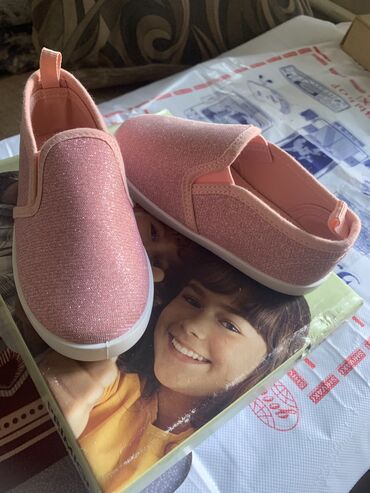 кросовки для спорта: Продаю детскую обувь для девочек. Новые, привезены из Германии. Размер