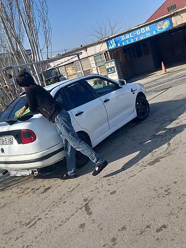 w211 radiator: Ağ rəngli 5 qapılı hetçbek avtomobil. Nömrə: 90-TB-516. 1600 qiymeti — 2