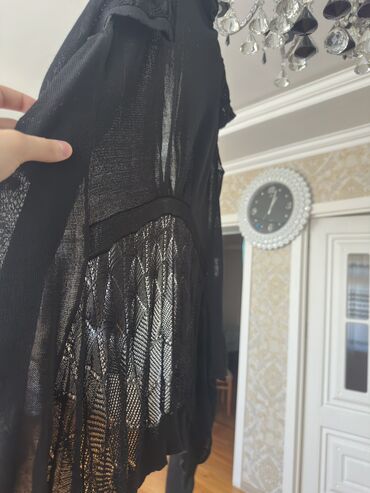 Digər qadın geyimləri: Jiletka. Qara rəngli, yüngül, şəffaf materialdan olan jaket. Öndən
