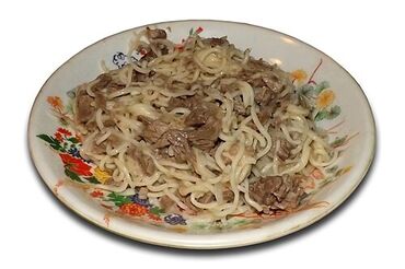 мускатный орех: Порция лапши с мясом, идеально подходящая для быстрого и сытного обеда