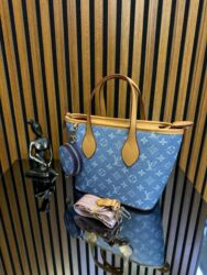 Putni koferi i torbe: Torbe
Cena:4400 din

Veličina:30x20cm
Svaka torba ima serijski broj — 8