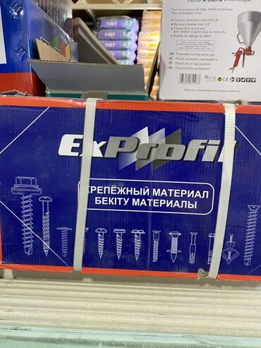 Клей: Крепежный материал ExProfi в коробке. Различные виды крепежа, включая