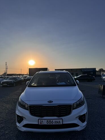 афто рынок каракол: Белый минивэн Kia Carnival с фирменным логотипом на передней части