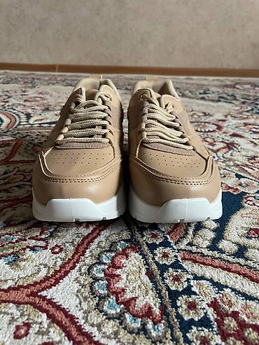 Кроссовки и спортивная обувь: Кроссовки, 2 пары. - Пара 1: бежевые кроссовки на толстой белой — 4