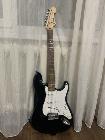Гитары: Продаю электрогитару Squier (Fender) Stratocaster, вместе с кабелем и