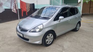 купить маленькую машину недорого: Серебристый хэтчбек Honda Fit с обтекаемым дизайном и компактными