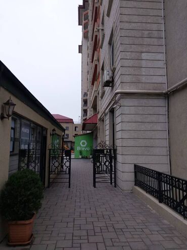 Uzunmüddətli kirayə mənzillər: Qaraev metrosuna yaxin 10 mertebeli binanın 1-ci mərtəbəsində yerləşən — 22