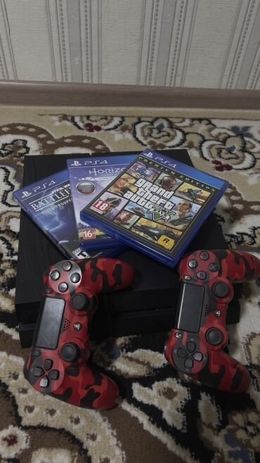 выкуп телевизора: Игровая приставка PlayStation 4 черного цвета, способная предложить