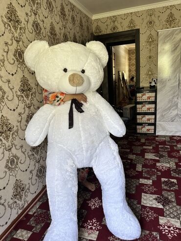 ростовая кукла розовый слон: Большой плюшевый медведь белого цвета. Игрушка имеет мягкий