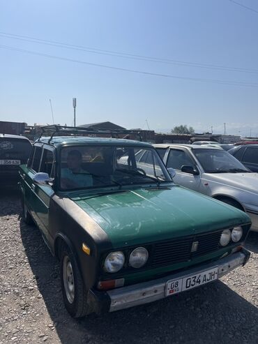 кабина на муравей: Автомобиль ВАЗ-2106 зеленого цвета с багажником на крыше. Модель