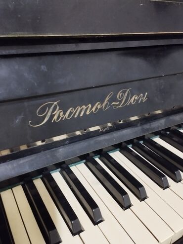 Музыкальные инструменты: Продаю пианино ростов-дон цена 11 000 сом состояние хорошее тел.Номер