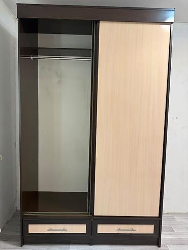 standing mirror: Шкаф-купе с зеркалом, двухдверный. - Корпус в темном оттенке, фасады — 4