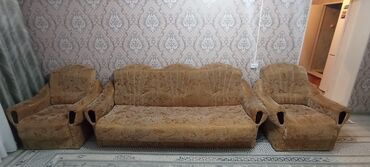 фен пояльный: Элегантный комплект мягкой мебели, состоящий из трехместного дивана и