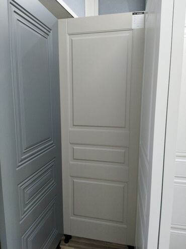 patdon taxta: Ağ rəngdə, panelli dizaynlı qapı. Klassik interyerlər üçün uyğun bir