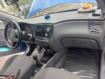 011 ucuz: Kia Rio hetçbek, mavi rəngdə. Avtomobilin кузов tipi 5 qapılı — 4