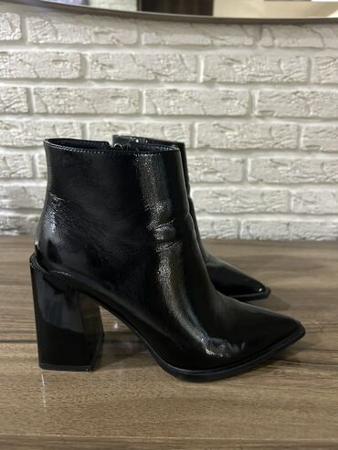 qaqa stili: Qara lak dəri qadın qısa çəkmə - Model: Biləküstü bot - Rəng: Parlaq