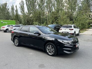 автомобиль на кредит: Элегантный черный седан Kia Optima с динамичным дизайном и