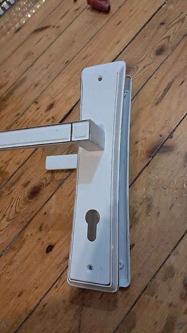 Ağ rəngli qapı dəstəyi – uzun lövhəli (backplate) model - Komplekt