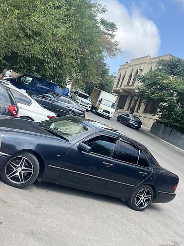 Mercedes-Benz: Mercedes-Benz E-Class: 3.2 l | 1995 il Sedan — 2